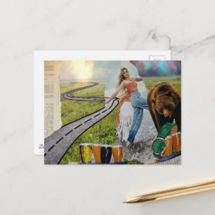 Eine Frau, die die surreale Collage mit dem Bären  Postkarte