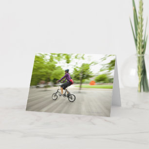 Eine Frau, die ein faltendes Fahrrad verwendet, um Karte