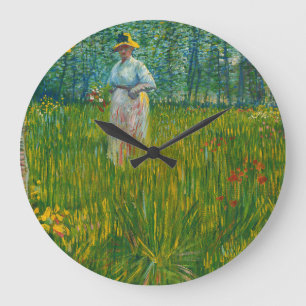 Eine Frau, die in einem Garten spaziert - Vincent Große Wanduhr