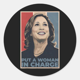 Eine Frau, die Kamala Harris für den Präsidenten l Runder Aufkleber