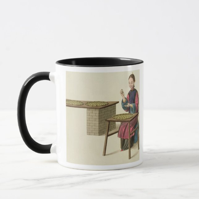 Eine Frau, die Tee zubereitet, überziehen 21 'vom Tasse (Links)