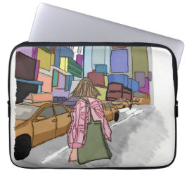 Eine Frau geht eine belebte, von der Straße gesäum Laptopschutzhülle