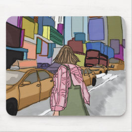 Eine Frau geht eine belebte, von der Straße gesäum Mousepad