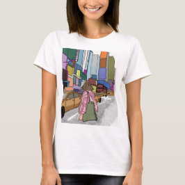 Eine Frau geht eine belebte, von der Straße gesäum T-Shirt