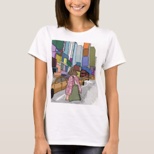 Eine Frau geht eine belebte, von der Straße gesäum T-Shirt
