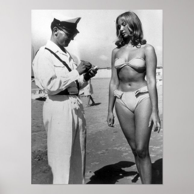 Eine Frau in einem Bikini Poster (Vorne)