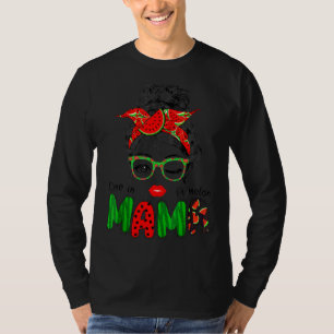 Eine Frau in einem Melon Mama Messy Bun Watermelon T-Shirt