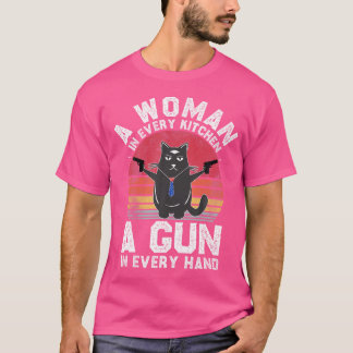Eine Frau in jeder Küche eine Waffe in jeder Hand  T-Shirt