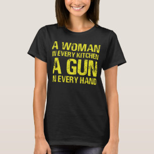 Eine Frau in jeder Küche eine Waffe in jeder Hand T-Shirt