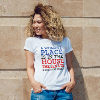 Eine Frau ist im Haus. T-Shirt