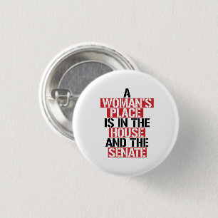 Eine Frau ist im Haus und im Senat. Button
