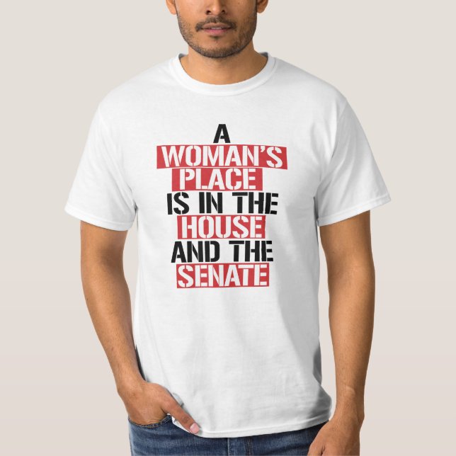 Eine Frau ist im Haus und im Senat. T-Shirt (Vorderseite)