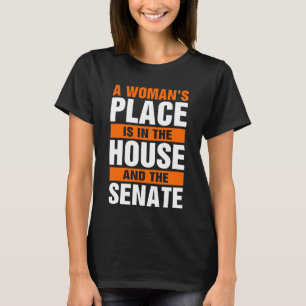 Eine Frau ist im Repräsentantenhaus und im Senat T-Shirt