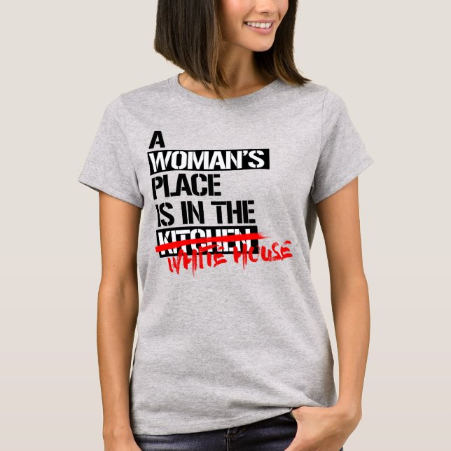 EINE FRAU IST IM WEISSEN HAUS. T-Shirt (Vorderseite)