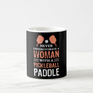 Eine Frau mit einem Paddelgeschenk für Pickleball Kaffeetasse
