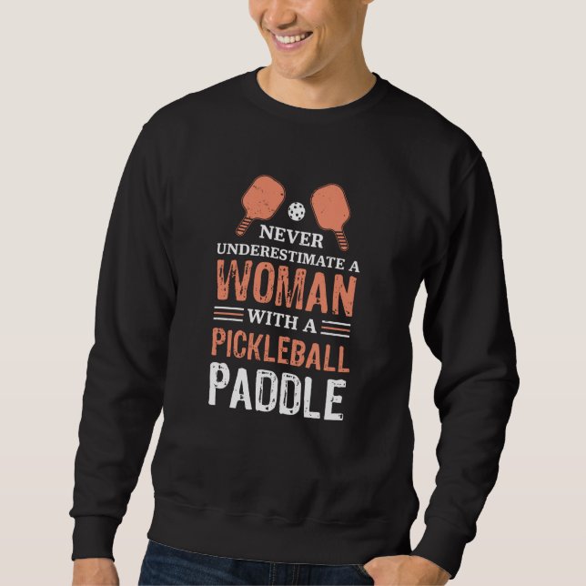 Eine Frau mit einem Paddelgeschenk für Pickleball Sweatshirt (Vorderseite)