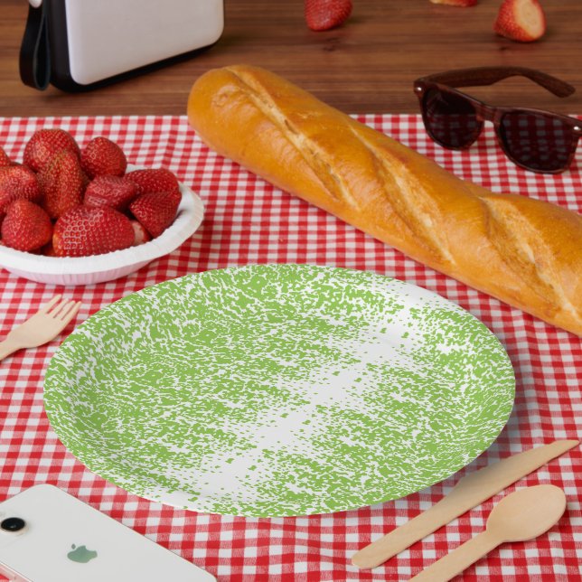 Eine Frau mit grauem Pullover und Brille sitzt neb Pappteller (Picknick)