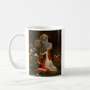 Eine Frau mit Kreuz betet. Kaffeetasse