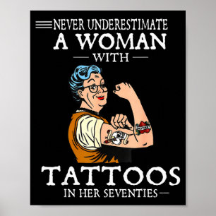 Eine Frau mit Tätowierungen in den Siebzigern unte Poster