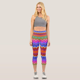 Eine Frau trägt lebendige, Zickzack-gemusterte Leg Capri Leggings