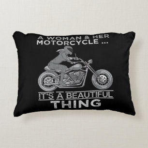 Eine Frau und ihr Motorrad-Kunstgeschenk für Biker Dekokissen