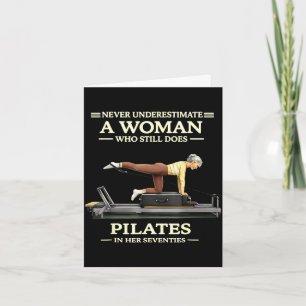Eine Frau unterschätzen, die in den 70ern Pilates  Karte