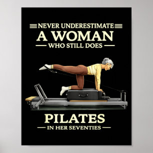 Eine Frau unterschätzen, die in den 70ern Pilates  Poster