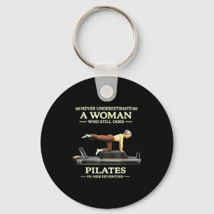 Eine Frau unterschätzen, die in den 70ern Pilates Schlüsselanhänger