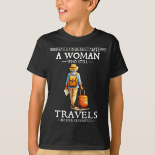 Eine Frau unterschätzen, die in ihren 70ern reist T-Shirt