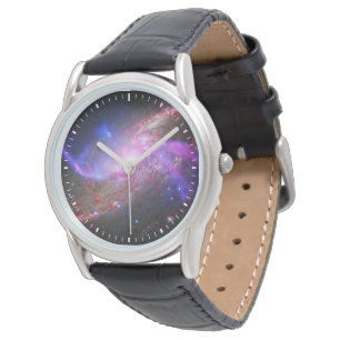Eine galaktische Lichtshow in Spiralgalaxie Ngc 42 Armbanduhr