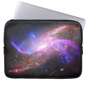 Eine galaktische Lichtshow in Spiralgalaxie Ngc 42 Laptopschutzhülle