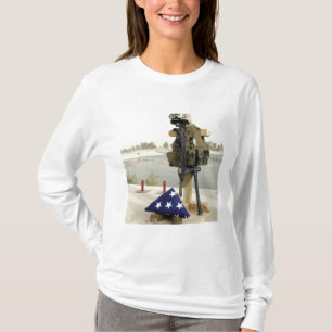 Eine gefallene Soldatganganzeige T-Shirt