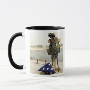 Eine gefallene Soldatganganzeige Tasse