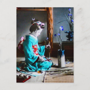 Eine Geisha beim Arrangieren von Schwertlilien-Blu Postkarte