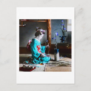 Eine Geisha beim Arrangieren von Schwertlilien-Blu Postkarte
