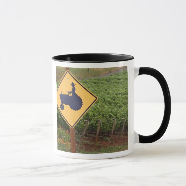 Eine gelbe Traktorüberfahrt unterzeichnen herein Tasse (Rechts)