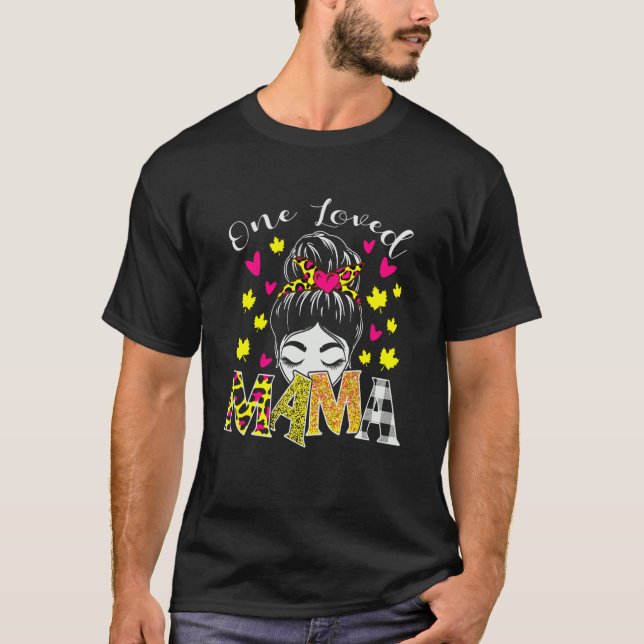 Eine geliebte Mama Leopard Kariert Messy Bun Hair  T-Shirt (Vorderseite)