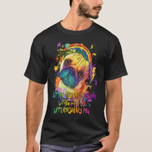 Eine gewöhnliche Person mit außergewöhnlichem Pug T-Shirt
