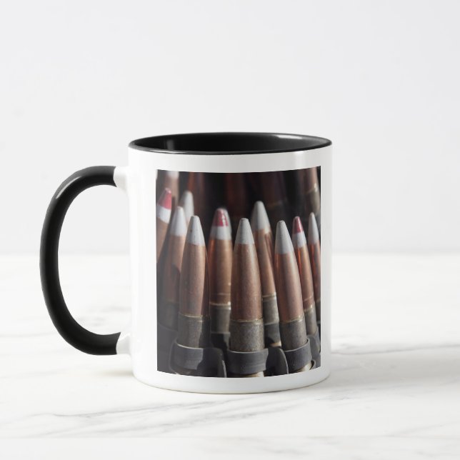 Eine gleichmäßige Mischung von vier Ballrunden zu  Tasse (Links)
