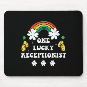 Eine glückliche Empfangsdame Hübscher St. Patricks Mousepad