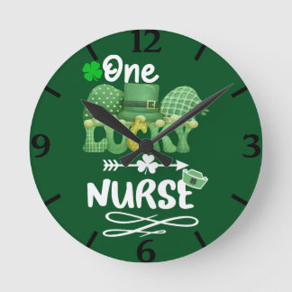 Eine glückliche Krankenschwester mit Gnomen Runde Wanduhr