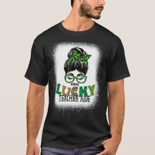 Eine glückliche Lehrerin Aide gebleicht Messy Bun T-Shirt