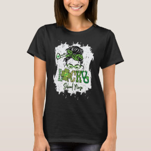 Eine glückliche Schulkrankenschwester gebleichtes  T-Shirt