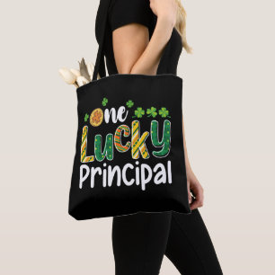 Eine glückliche Schulleiter-Schule am St. Patrick' Tasche