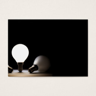 Eine Glühlampe, die in einem dunklen Raum glänzt