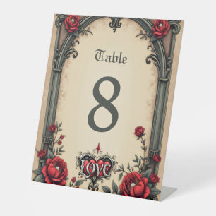 Eine gotische Romantik. Ein verzierter, gotischer  Sockelschild