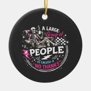 Eine große Gruppe von Menschen wird ein Nein Danke Keramik Ornament