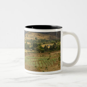 Eine große Panoramaansicht eines großen Felsengebi Zweifarbige Tasse