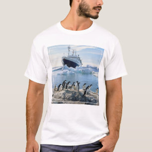 Eine Gruppe Penguins stehend auf einem eisigen T-Shirt