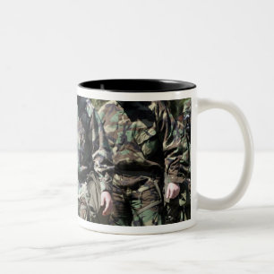 Eine Gruppe Solarherausforderungsteilnehmer Zweifarbige Tasse